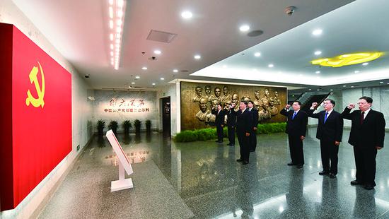 2017年10月31日，中共中央總書記、國家主席、中央軍委主席習近平帶領(lǐng)中共中央政治局常委李克強、栗戰(zhàn)書、汪洋、王滬寧、趙樂際、韓正，瞻仰上海中共一大會址和浙江嘉興南湖紅船。這是31日上午，在上海中共一大會址紀念館，習近平帶領(lǐng)其他中共中央政治局常委同志一起重溫入黨誓詞。 新華社記者 李濤/攝