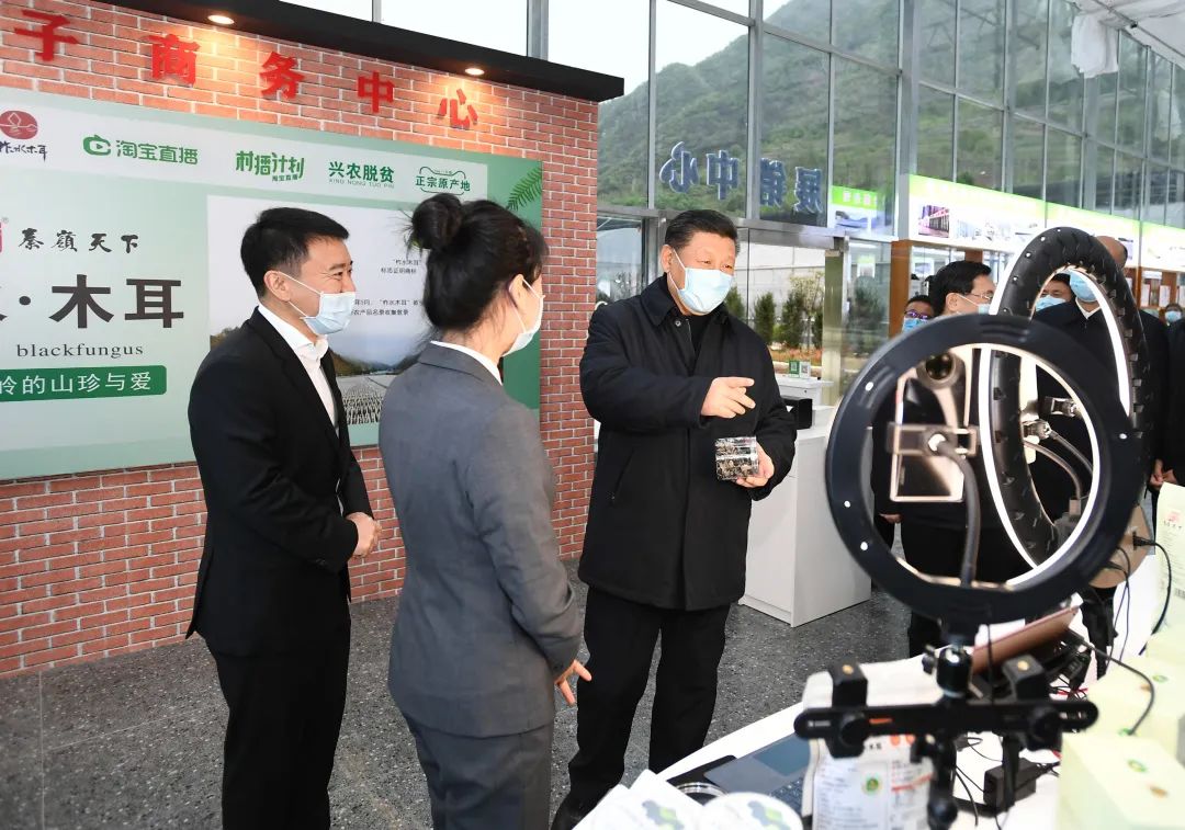 2020年4月20日，習(xí)近平在商洛市柞水縣小嶺鎮(zhèn)金米村培訓(xùn)中心，了解該村發(fā)展木耳產(chǎn)業(yè)情況。新華社記者 謝環(huán)馳 攝