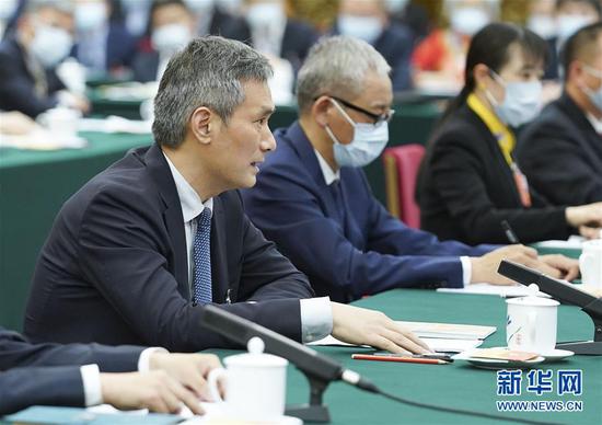  5月24日，全國人大代表羅杰（左一）參加湖北代表團(tuán)的審議并發(fā)言。新華社記者 黃敬文 攝