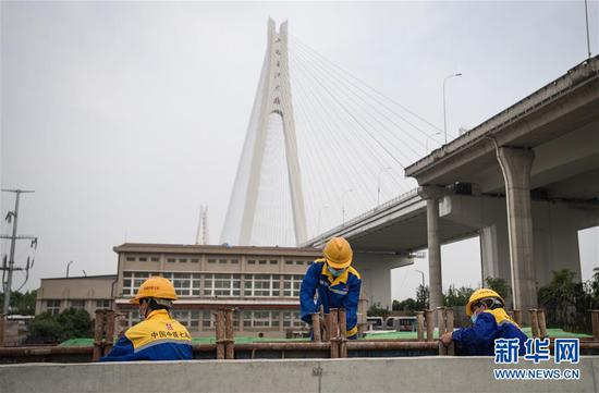  4月30日，來自中鐵七局的建設(shè)者在武漢武九北綜合管廊工程施工現(xiàn)場(chǎng)作業(yè)。新華社記者 肖藝九 攝