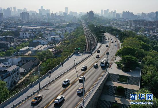 4月15日在早高峰時(shí)段拍攝的武漢長江大橋（無人機(jī)照片）。 新華社記者 李賀 攝