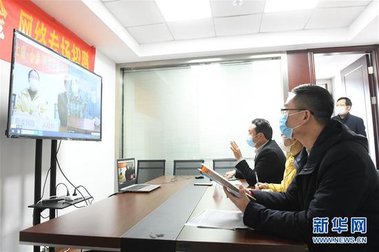  3月11日，在浙江省紹興市上虞區(qū)人社局，上虞區(qū)用人企業(yè)和四川省小金縣務(wù)工人員進(jìn)行網(wǎng)絡(luò)專場(chǎng)招聘。新華社記者 翁忻旸 攝