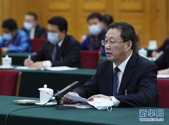 5月22日，全國人大代表霍照良參加內(nèi)蒙古代表團(tuán)的審議并發(fā)言。新華社記者 謝環(huán)馳 攝