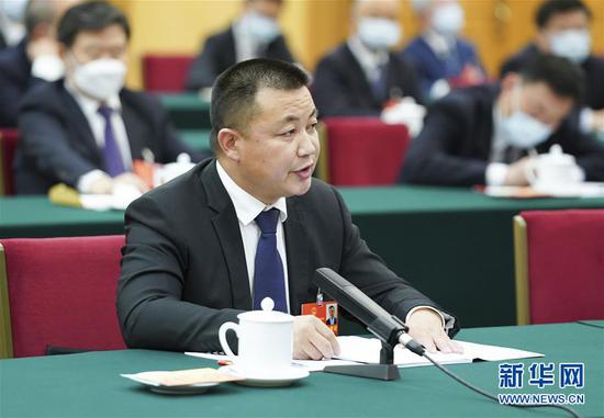  5月24日，全國人大代表張文喜參加湖北代表團(tuán)的審議并發(fā)言。新華社記者 黃敬文 攝